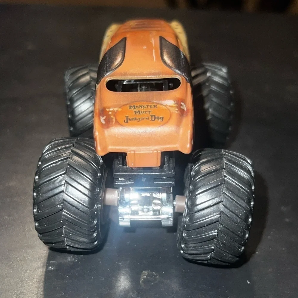Monster Mutt Hot Wheels Monster Jam Monster Truck 1:64 Scale